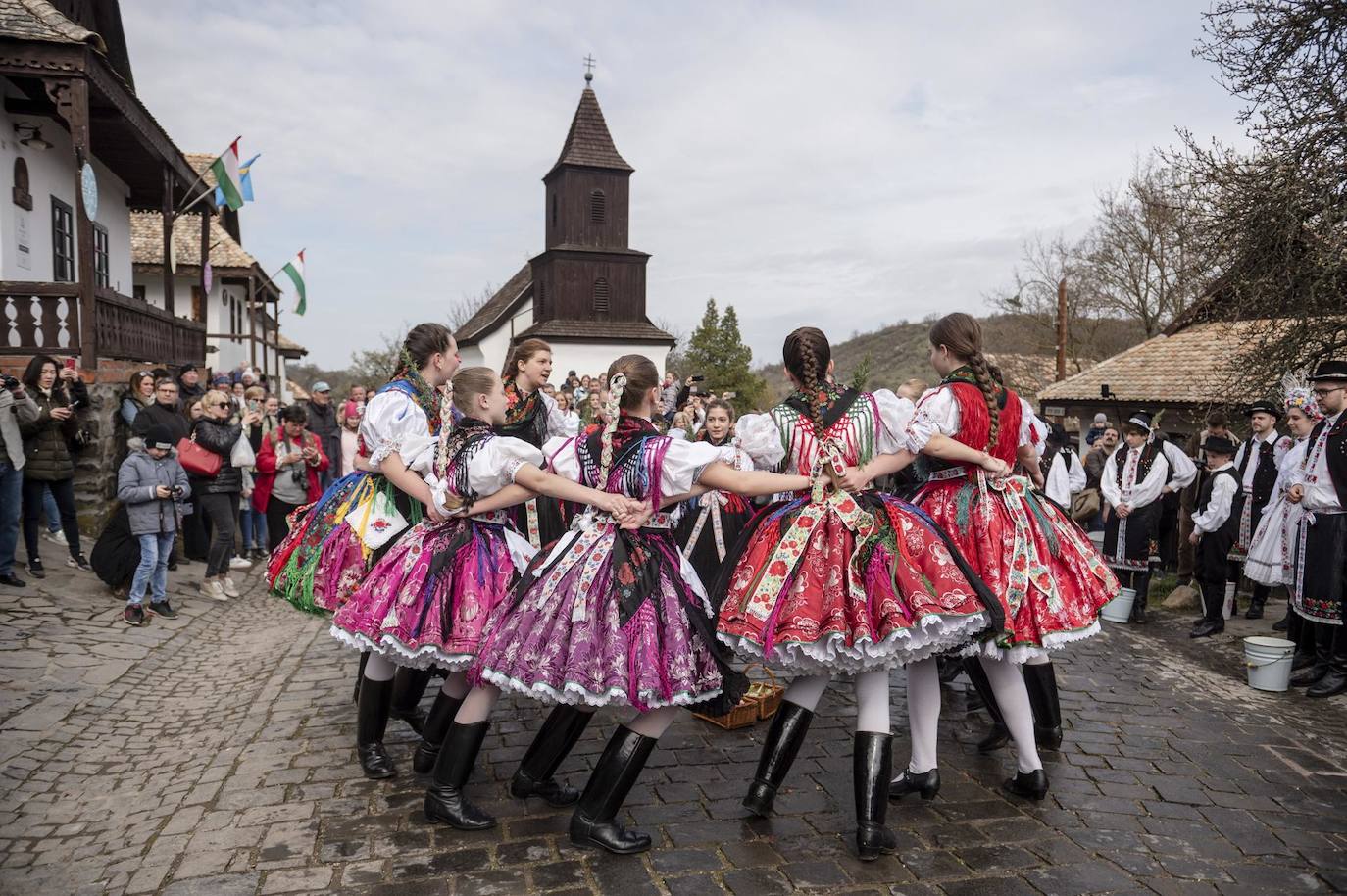 Ataviadas con trajes típicos, mujeres jóvenes realizan una danza tradicional en Holloko, un pueblo de montaña inscrito en la Lista del Patrimonio Mundial de la Unesco, a unos 80 kms al noreste de Budapest, Hungría. Según una antigua tradición húngara, el Lunes de Pascua los jóvenes vierten agua sobre las jóvenes, quienes a cambio obsequian sus aspersores con huevos de colores decorados a mano.