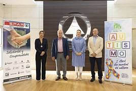 Los representantes de la asociación y la cadena tras la firma del convenio.