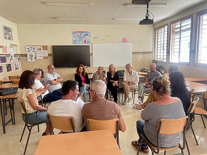 Un momento de la reunión, este miércoles, en el IES.