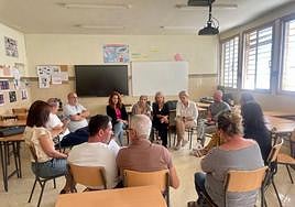 Un momento de la reunión, este miércoles, en el IES.