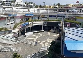 Vista del estado actual de la plaza central del centro comercial Plaza, cerrado desde hace tres años.