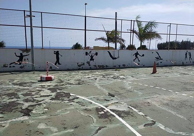 Imagen del mal estado del pavimento de una de las canchas.