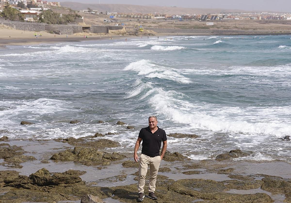 Javier Cabrera Cabrera, en los riscos cercanos al muellito de Playa Blanca.