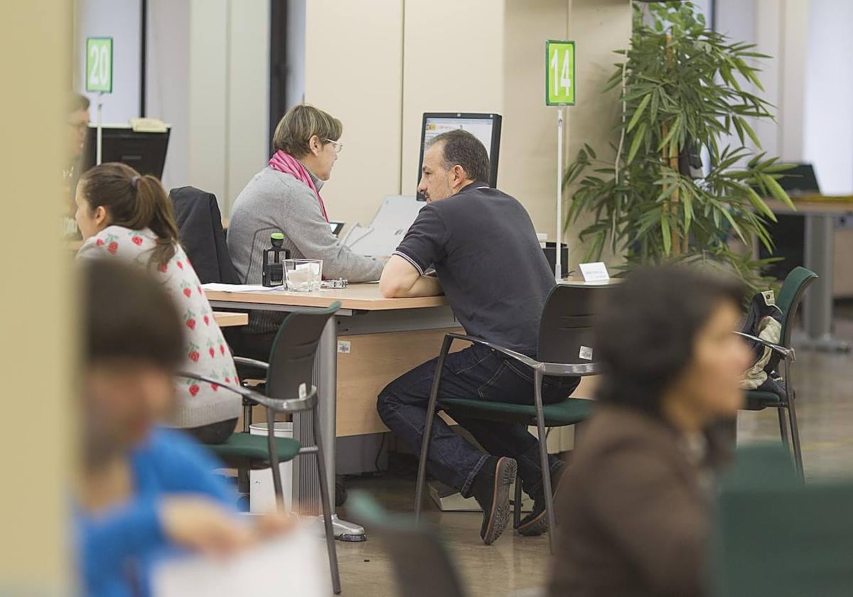 El paro entre los mayores de 45 años se triplica en el archipiélago desde 2002