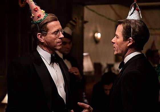 Damian Lewis (i) y Guy Pearce en un momento de la serie 'Un espía entre amigos'.