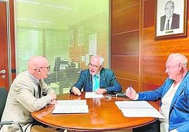 Los representantes de FEPECO, Oscar Izquierdo (c) y Fernando Vega (d), durante la reunión con el Diputado del Común, Rafael Yanes.