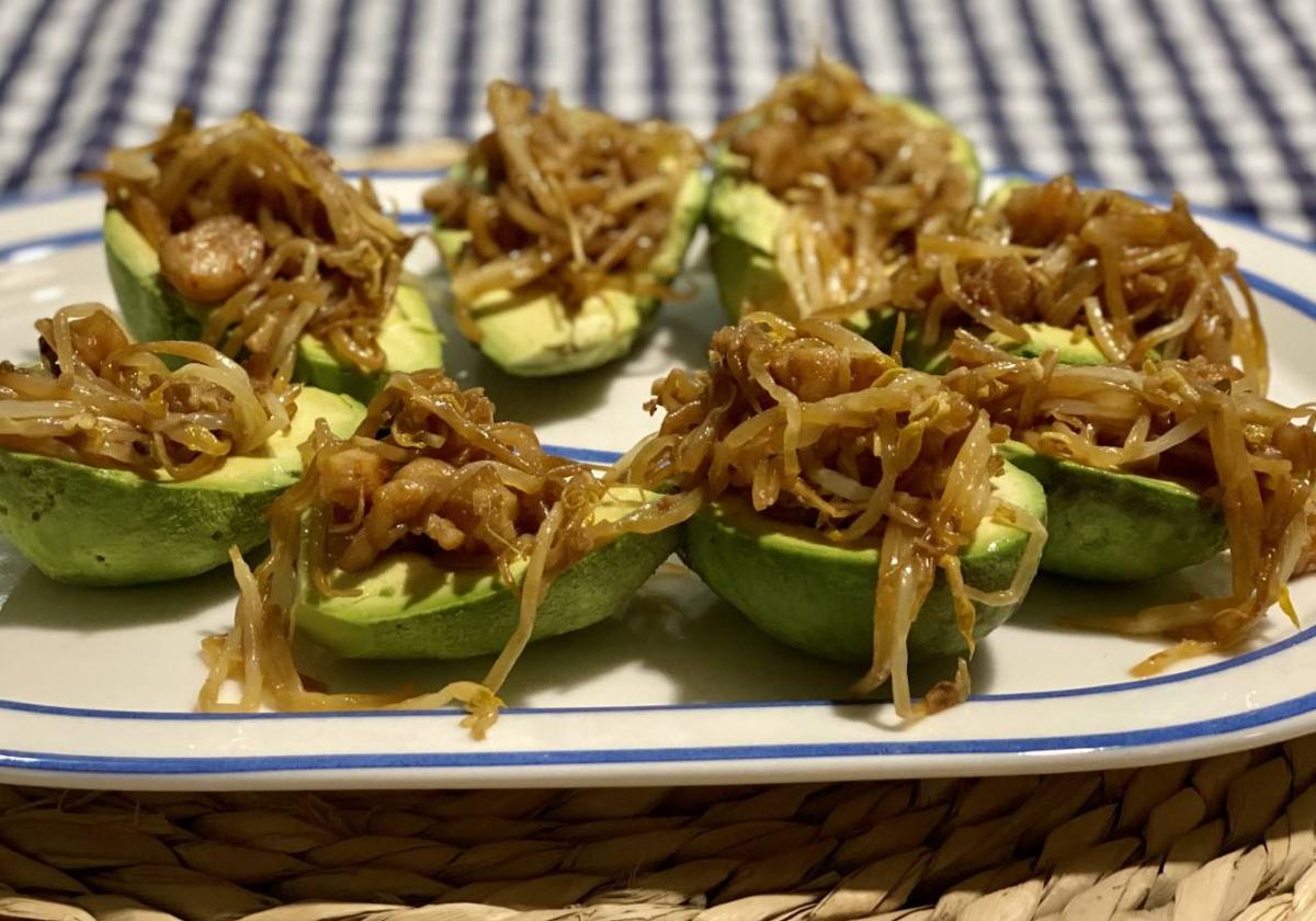 Aguacates rellenos de brotes de soja salteados