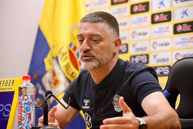 Imagen del entrenador de la UD Las Palmas en rueda de prensa.