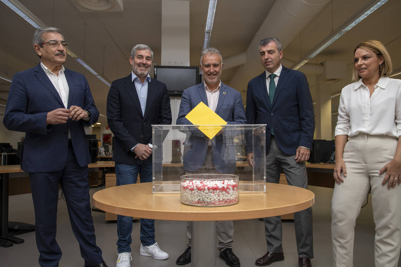 Los candidatos a la presidencia del Gobierno de Canarias depositan en la urna sus deseos para el día después de las elecciones.