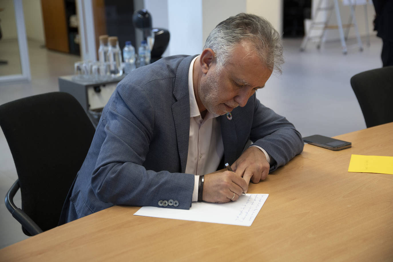 Ángel Víctor Torres (PSOE) escribió sus deseos de cara al 28M para depositarlos en las urnas del periódico.