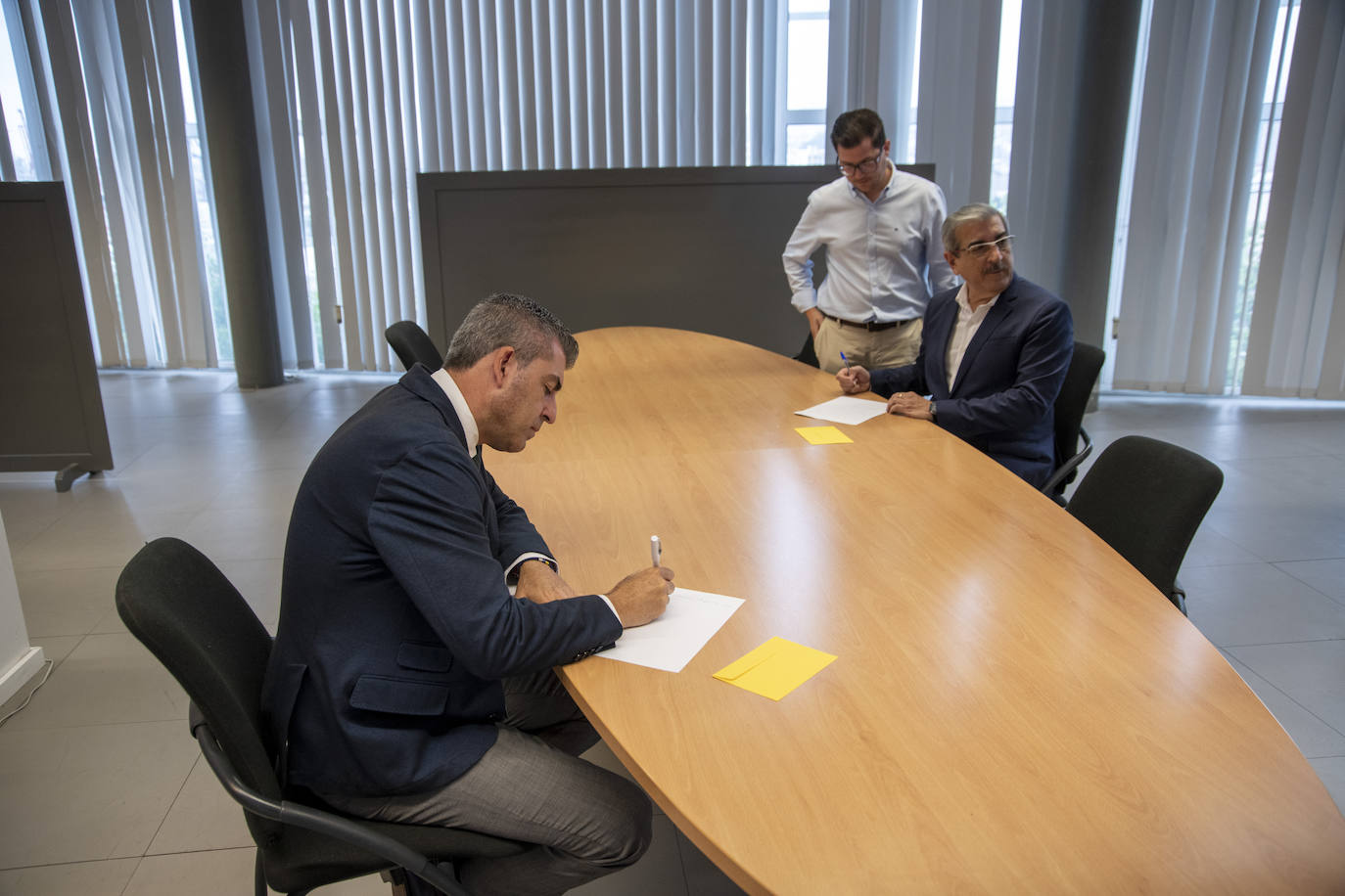 Manuel Domínguez (PP) y Román Rodríguez (NC) también sellaron en un sobre sus deseos.