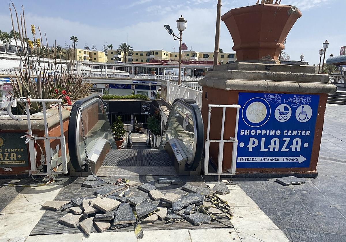 Vista del estado actual de los accesos al centro comercial Plaza.