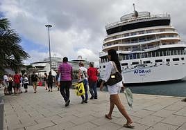 Imagen de archivo de cruceristas en el Muelle de Santa Catalina.