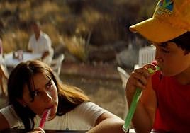 Una escena del filme con los dos jovencísimos protagonistas.