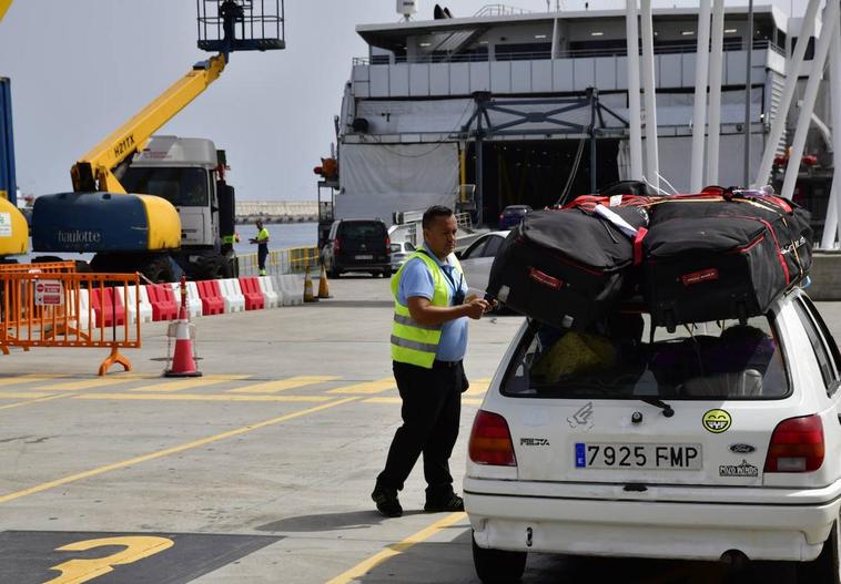 No solo suben los billetes de avión: viajar en barco a la península ha subido hasta un 100% este verano
