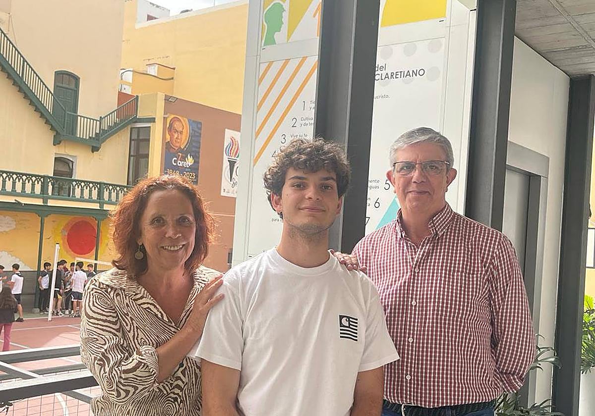 Colate, con el director y su profesora en el Colegio Claret.