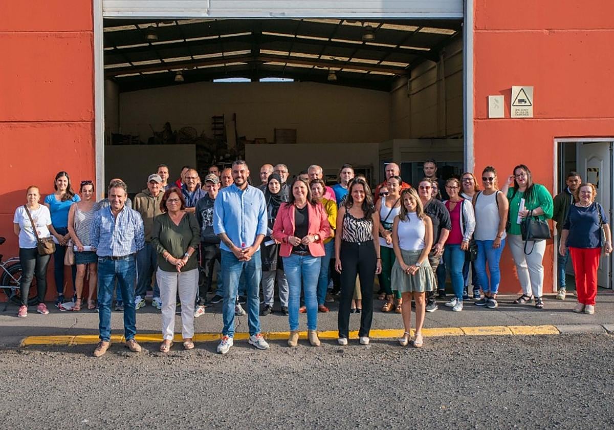La alcaldesa Esther Hernández, varios concejales y los nuevos trabajadores.