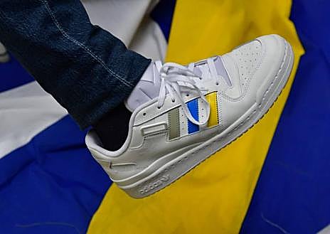 Imagen secundaria 1 - Imagen de la sesión de fotos en Canarias7. Detalle de las zapatillas de Clavijo con la bandera canaria. 