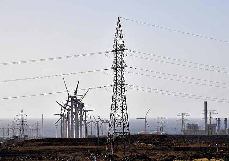 Aerogeneradores y torretas de transporte eléctrico en el sureste.