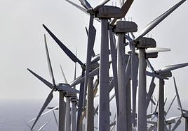Aerogeneradores apelotonados en el entorno de la central térmica de Barranco de Tirajana.