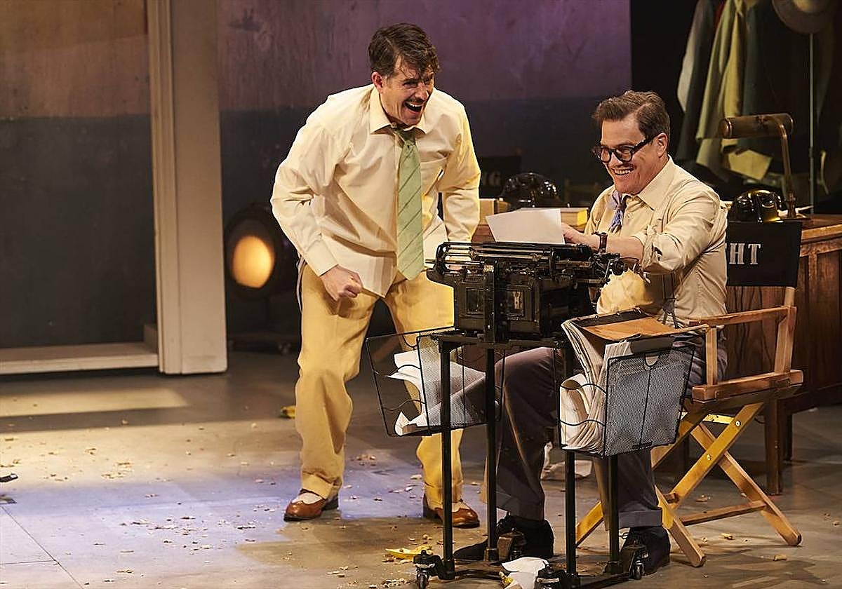 Ben Hecht (Pedro Mari Sánchez, sentado) teclea el nuevo guión que elabora junto a Fleming (José Bustos) en un momento del encierro.