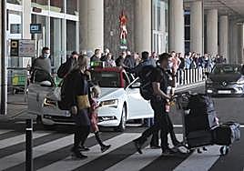 Taxi cargando viajeros en el aeropuerto de Lanzarote César Manrique.