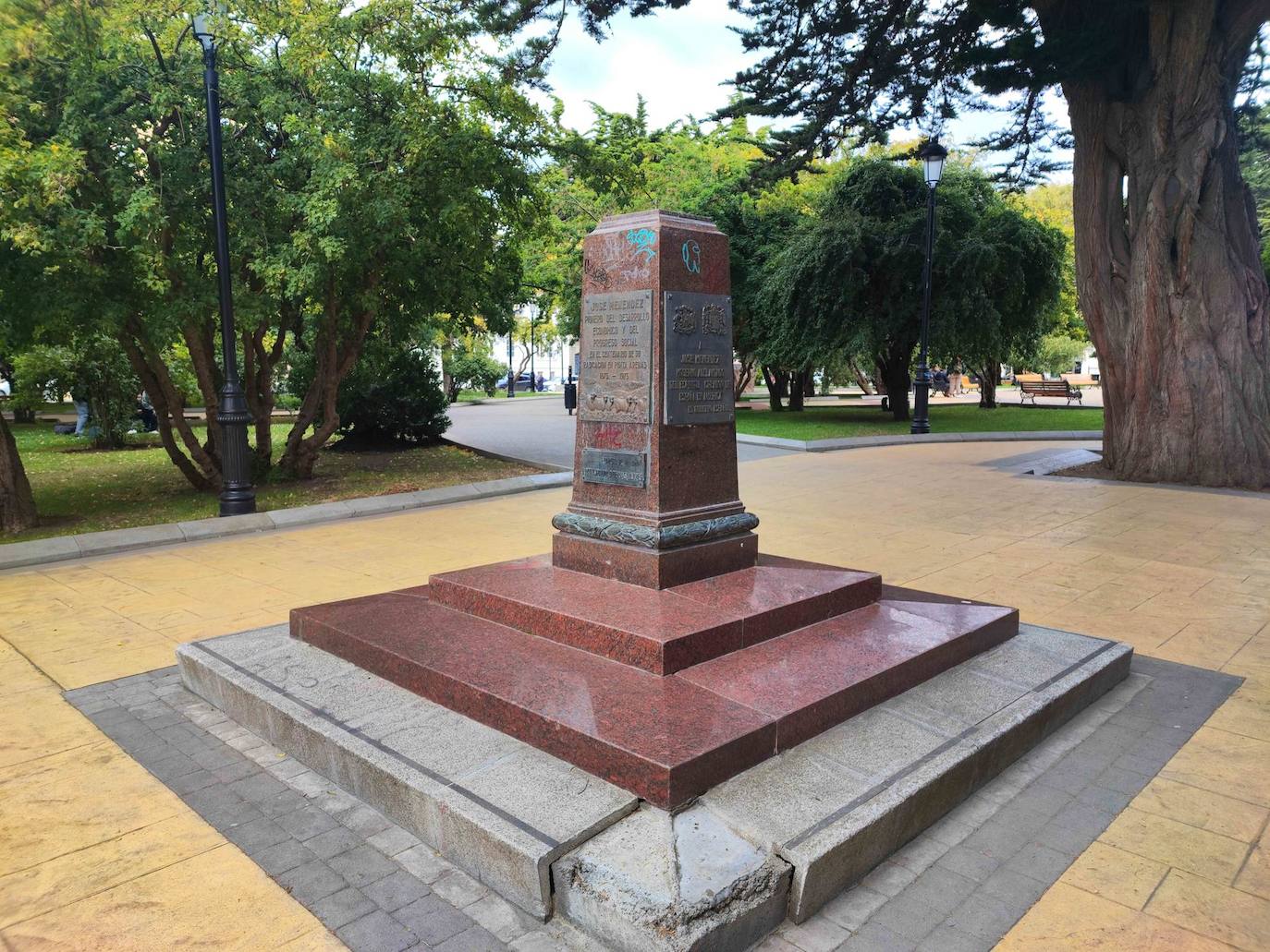 Fotografía de un pedestal de la estatua de José Ménendez con el escudo preconstitucional de España, utilizado en tiempos de la dictadura en contra de la nueva ley de Memoria Democrática, el 9 de diciembre 2022 en la ciudad de Punta Arenas (Chile). Considerado uno de los camposantos más bellos de toda Sudamérica, el cementerio de Punta Arenas guarda tras sus elegantes mausoleos una controvertida «historia negra» de olvidos y recuerdos de otros tiempos que ha llevado a numerosos expertos a insistir en la necesidad de una revisión histórica.