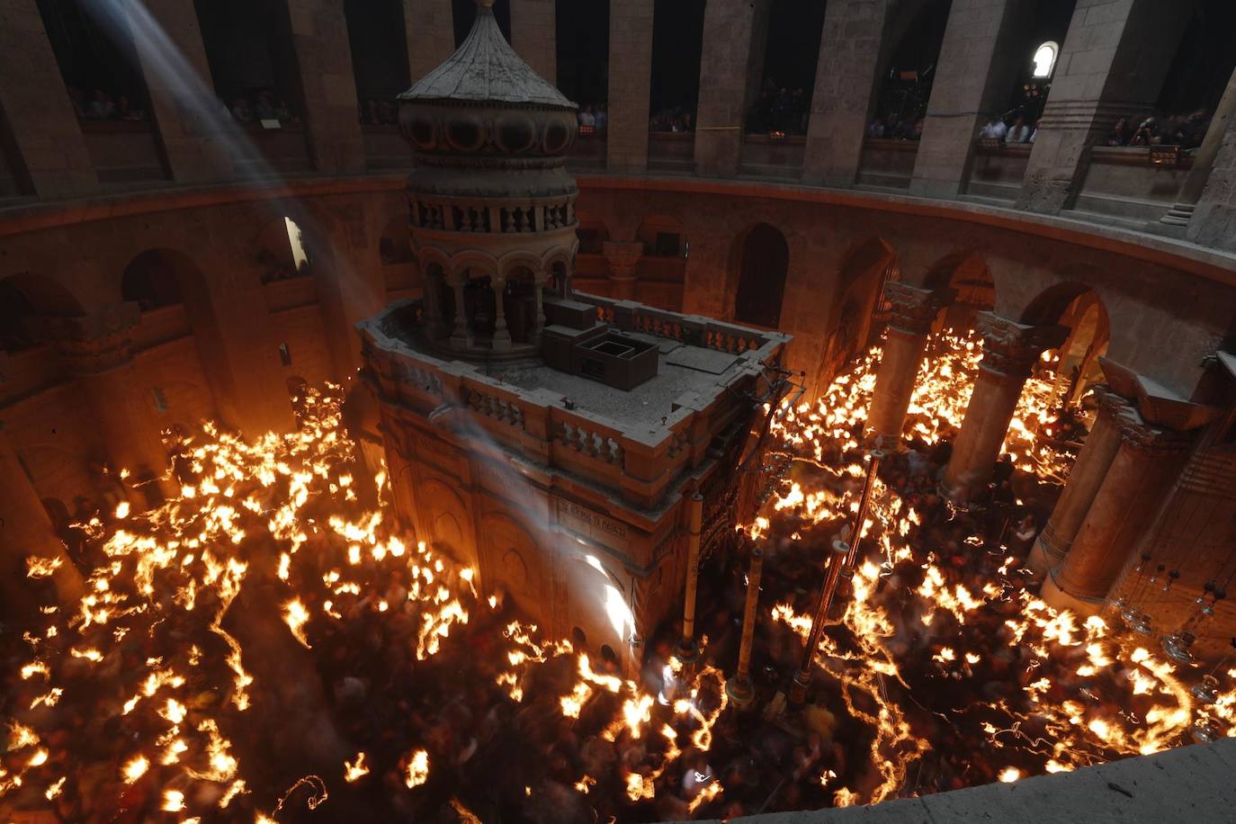 Una fotografía tomada con una velocidad de obturación lenta de cristianos ortodoxos sosteniendo velas encendidas durante la ceremonia del 'Fuego Sagrado' en la Iglesia del Santo Sepulcro, en la Ciudad Vieja de Jerusalén. Los cristianos ortodoxos orientales creen que el 'Fuego Sagrado' emana del interior de la Tumba de Cristo dentro de la Iglesia del Santo Sepulcro el sábado anterior a la Pascua. Los cristianos ortodoxos de todo el mundo celebrarán la Pascua el 16 de abril.