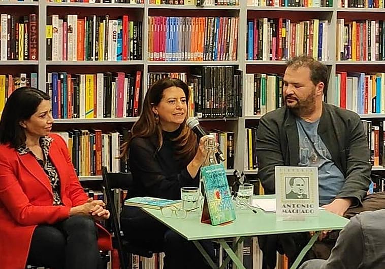 De izquierda a derecha, Alicia Borrachero, Andrea Cabrera y Aldo García, este viernes, en la librería Antonio Machado de Madrid.
