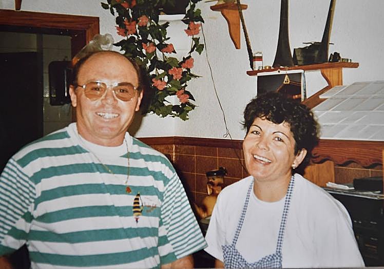 Antonio Oliva, fallecido en 2020, y Paca Rosa, en una foto que conserva la familia.