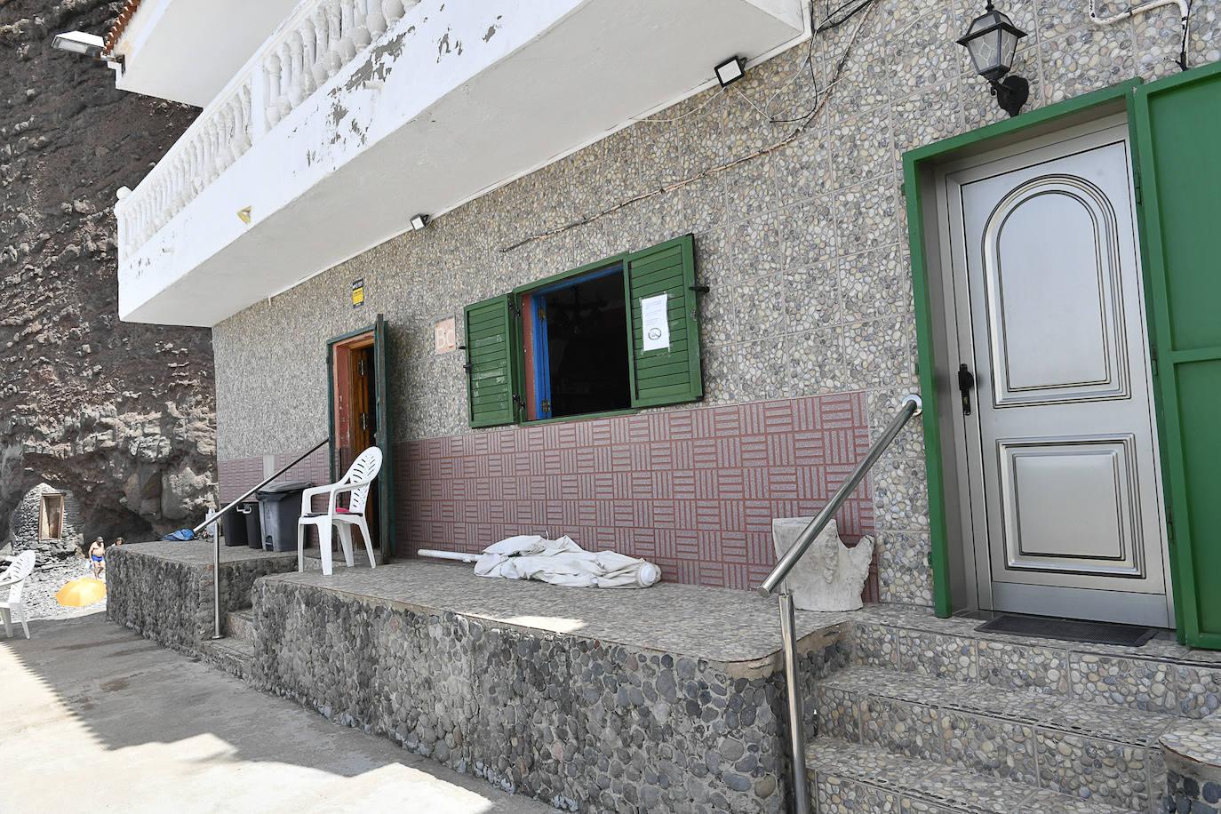 Fachada del bar, delante mismo del mar. Ese escalón suele ser usado por los clientes para aguardar la espera por una mesa.