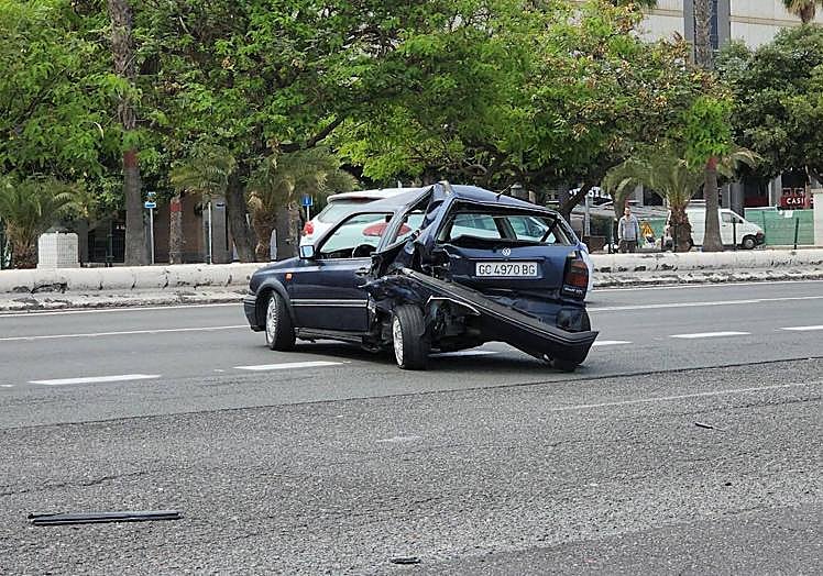 Imagen principal - Un taxi y un turismo involucrados en un accidente en la capital grancanaria
