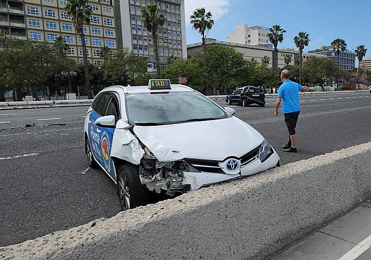 Imagen de los vehículos involucrados en un accidente de tráfico este domingo en la capital grancanaria.