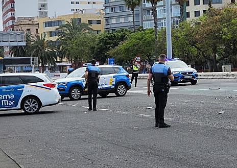 Imagen secundaria 1 - Un taxi y un turismo involucrados en un accidente en la capital grancanaria