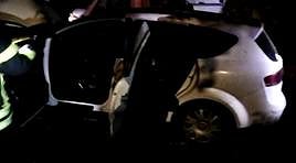 Imagen del coche quemado.