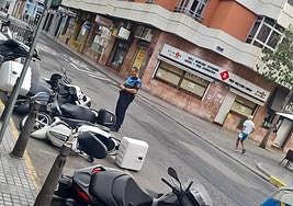Imagen de las motos tiradas en la calle Galicia.