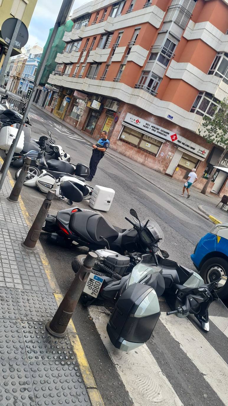 Imagen de las motos tiradas en la calle Galicia.