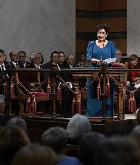 Imagen secundaria 2 - La filóloga Dolores Corbella ingresa en la Real Academia Española para ocupar la silla d, vacante desde el fallecimiento de Francisco Rodríguez Adrados 2020, con el discurso «Un mar de palabras»