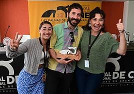 Omar A. Razzak, junto con las actrices de 'Matar cangrejos', Paula Campos (izquierda) y Sigrid Ojel.