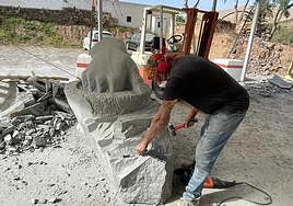 Juan Miguel Cubas, con su pieza de homenaje a los ceramistas.