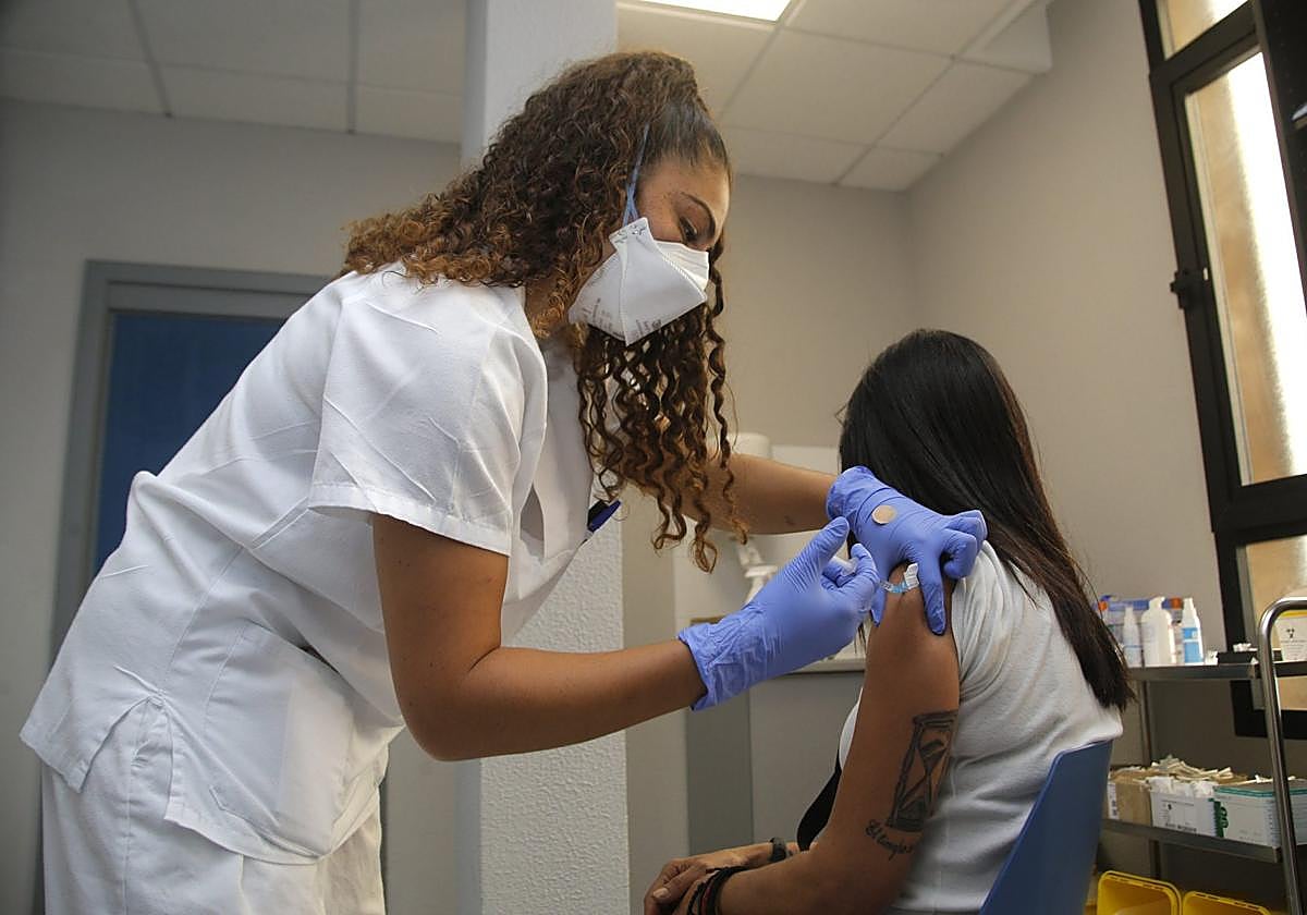 Foto de archivo de una enfermera poniendo una vacuna en un centro de salud de Arrecife.