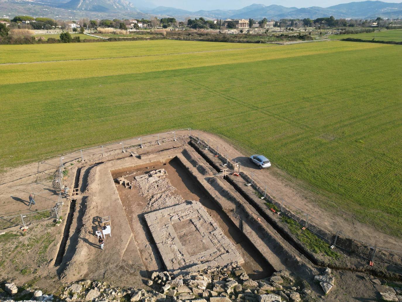 Vista general del área del llamado 'Pequeño templo' en el Parque Arqueológico de Paestum, Paestum, Italia. Los científicos durante nuevas excavaciones arqueológicas en el templo griego que data de las primeras décadas del siglo V a. C., descubierto en 2019 en la parte occidental de la antigua ciudad de Paestum, revelaron, entre otros, un pedestal de piedra, decoraciones de techo de terracota de colores y estatuillas, un altar con arboledas en las piedras para recoger líquidos de sacrificio y templos y altares en miniatura.
