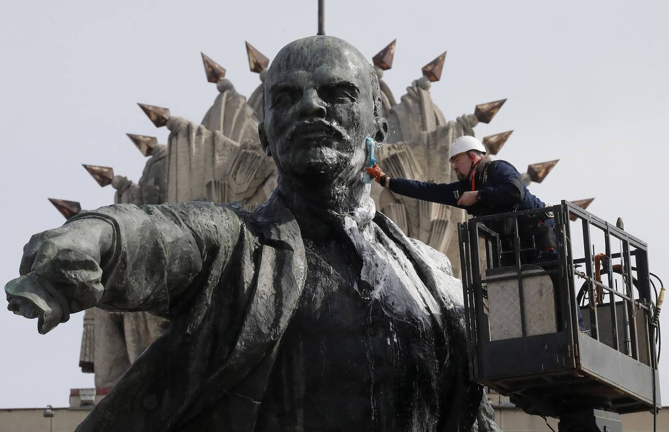 Un trabajador municipal limpia el monumento del fundador del estado soviético Vladimir Lenin desde una grúa durante los preparativos para el 153 aniversario del nacimiento de Lenin en San Petersburgo. El monumento a Vladimir Lenin en la Plaza de Moscú se instaló en 1970. Fue realizado según el proyecto del escultor Mikhail Anikushin y es el monumento más alto a Lenin en San Petersburgo.