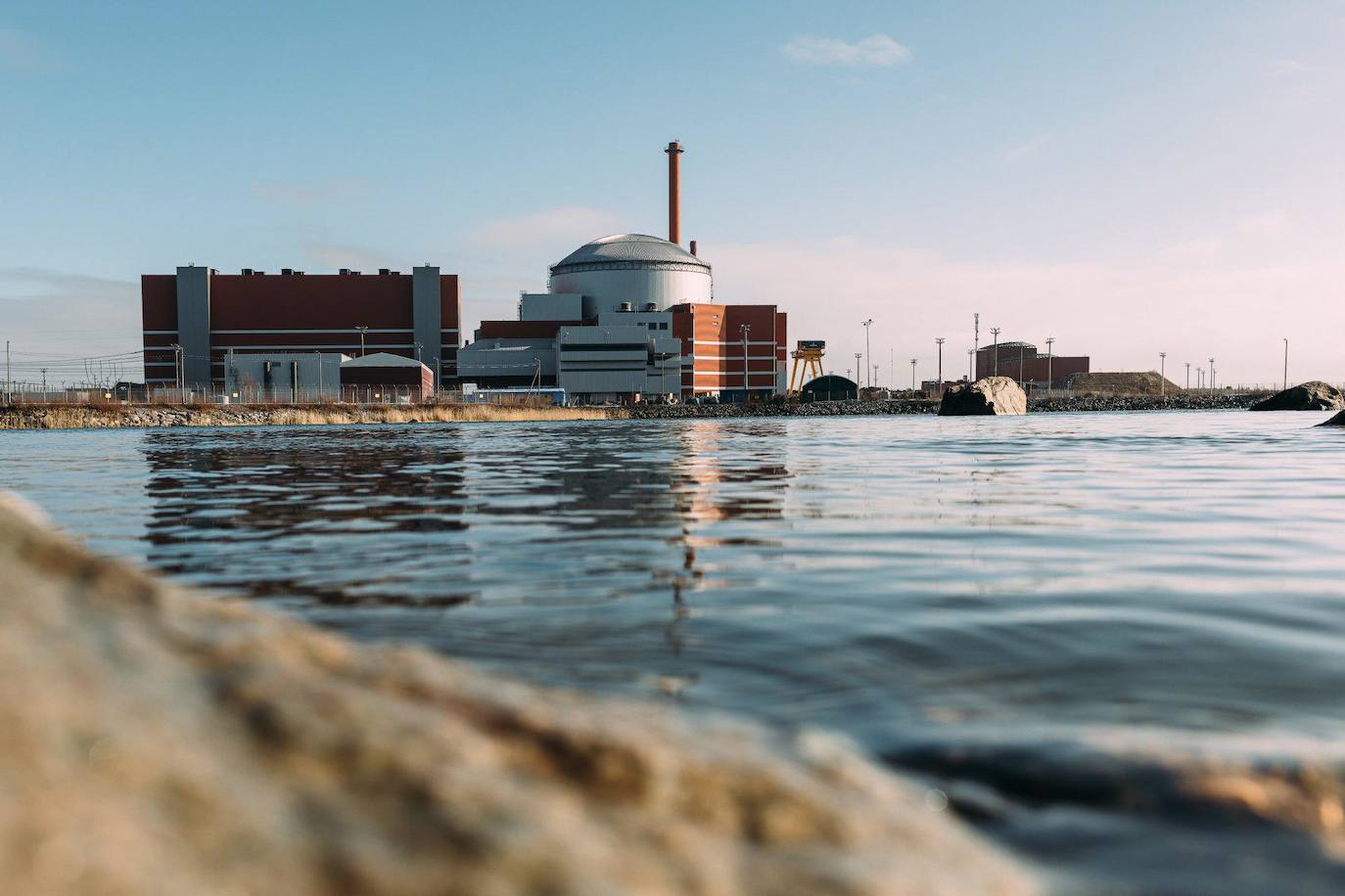 Una imagen proporcionada por la empresa finlandesa de energía nuclear TVO muestra el reactor nuclear más potente de Europa, Olkiluoto 3, en Eurajoki, Finlandia. La producción de prueba en la unidad de planta de energía nuclear más grande de Europa, Olkiluoto 3, se completó y la producción regular de electricidad comenzó el 16 de abril de 2023, anunció TVO. Alrededor del 30 por ciento de la electricidad finlandesa se produce en Olkiluoto, dijo la compañía eléctrica. 