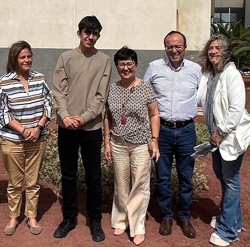 Estudiantes con autoridades educativas.