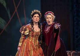 Annalisa Stroppa (izquierda) y Saioa Hernández, como Laura y Gioconda.