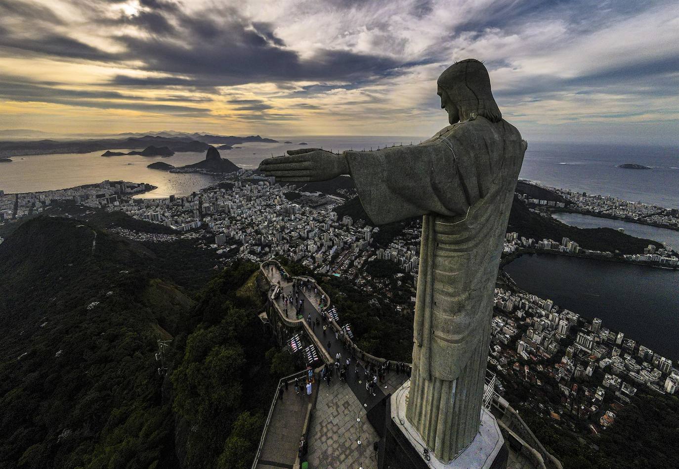 Fotografía aérea muestra hoy al Cristo Redentor durante el amanecer en Río de Janeiro (Brasil). 