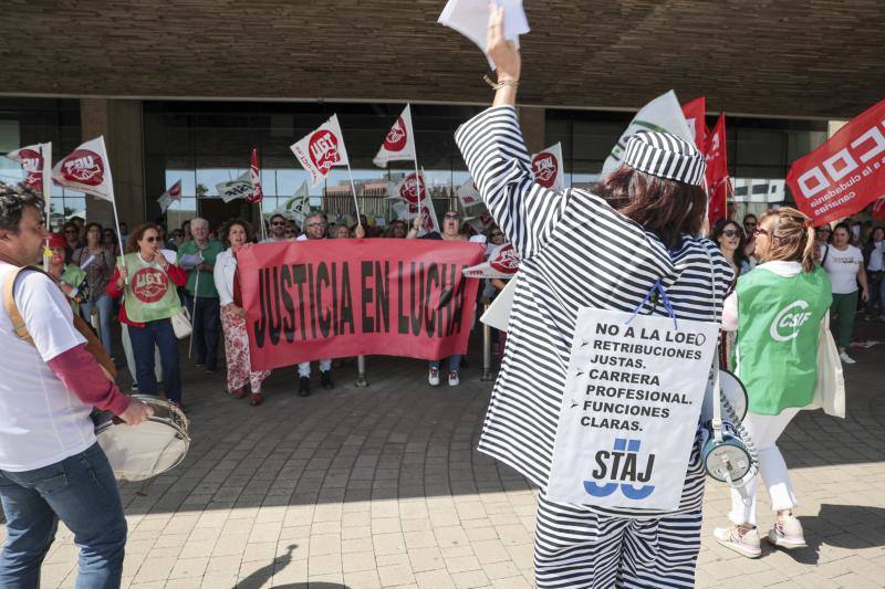 Los funcionarios de justicia secundan la huelga en la capital grancanaria