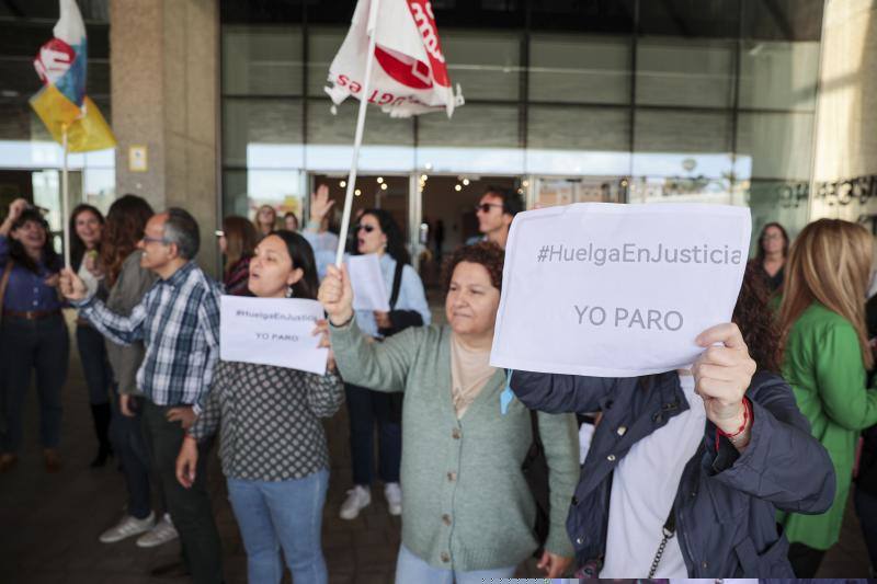 Los funcionarios de justicia secundan la huelga en la capital grancanaria