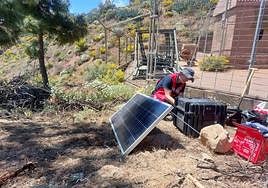 Un técnico del Instituto Geográfico Nacional instala una estación sísmica en la Cumbre de Gran Canaria.